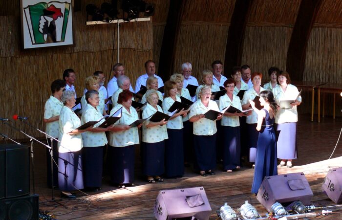 szivarvany-korus_parkany