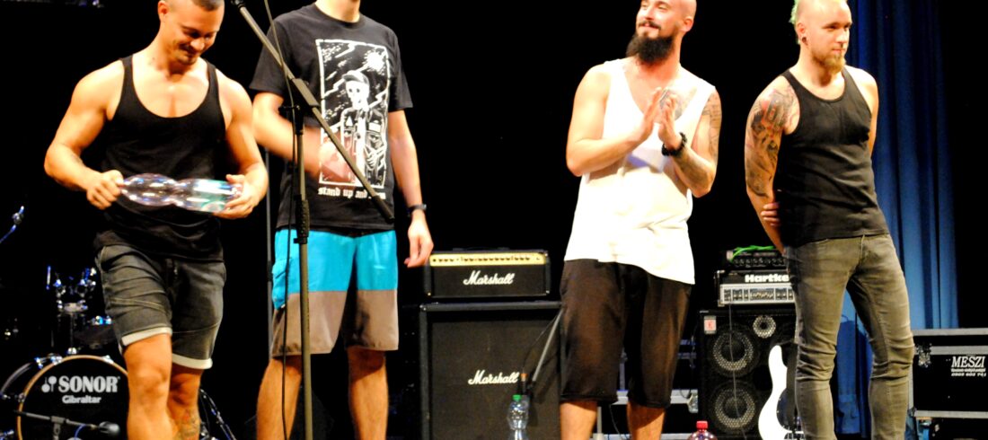 A győztes túlontool (B-J: Gőgh „Vadas” Bence - gitár, vokál; Gőgh „oggy” Ákos - dobok; Marosi „Csitrik” Róbert - rap, ének; Tóth „Tócsa” Csaba - basszusgitár)