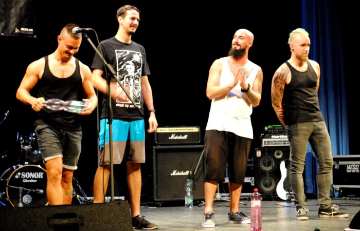 A győztes túlontool (B-J: Gőgh „Vadas” Bence - gitár, vokál; Gőgh „oggy” Ákos - dobok; Marosi „Csitrik” Róbert - rap, ének; Tóth „Tócsa” Csaba - basszusgitár)